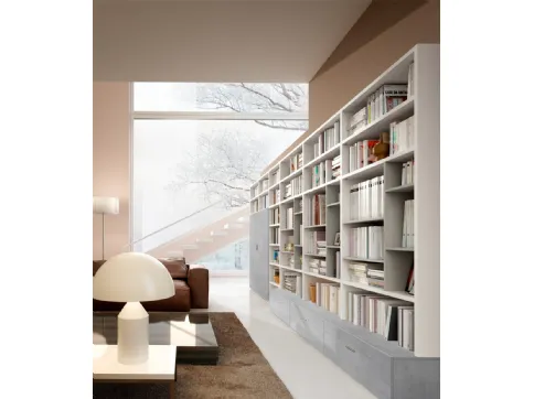 Libreria a muro Living 78D con vani a giorno e ante in materico effetto cemento di Ferrimobili