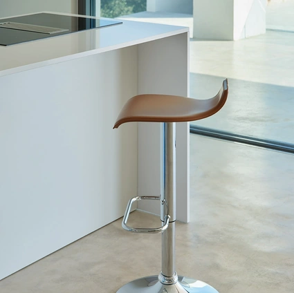 Sgabello Ego SG405gas in cuoio di Friulsedie