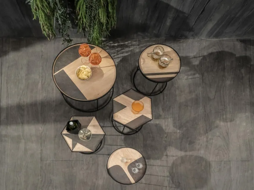 Tavolino Jay rotondo o esagonale con top in legno con inserti in pietra e struttura in metallo di Stones
