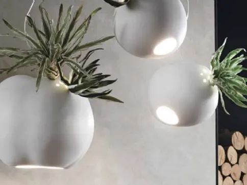 Lampada a sospensione in ceramica con inserti di verde artificiale Erbaria di Adriani e Rossi