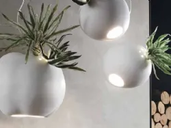 Lampada a sospensione in ceramica con inserti di verde artificiale Erbaria di Adriani e Rossi
