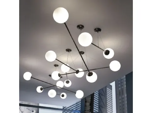 Lampada a sospensione Gym in metallo verniciato antracite opaco con sfera coprilampada in vetro di Murano colore tortora di Adriani e Rossi