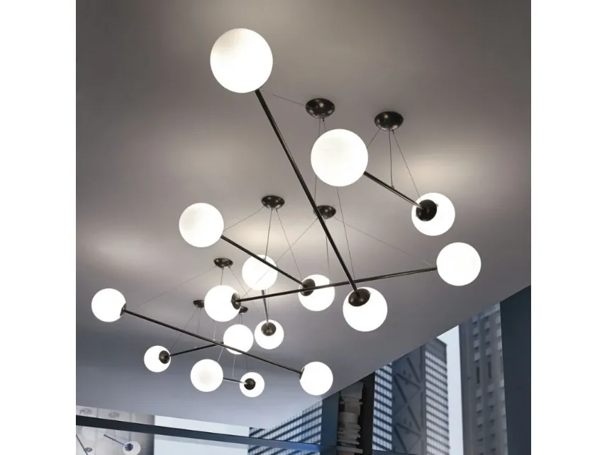 Lampada a sospensione Gym in metallo verniciato antracite opaco con sfera coprilampada in vetro di Murano colore tortora di Adriani e Rossi