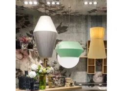 Lampada a sospensione Theather in tessuto plissettato di Adriani e Rossi