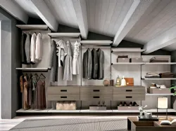 Cabina Armadio in legno su misura per mansarde con travi Railsystem 23B di Ferrimobili