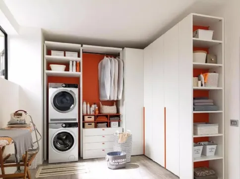 Armadio dedicato all'ambiente lavanderia con 3 ante a battente e cassettiera in laminato frassino bianco NC305 di Moretti Compact