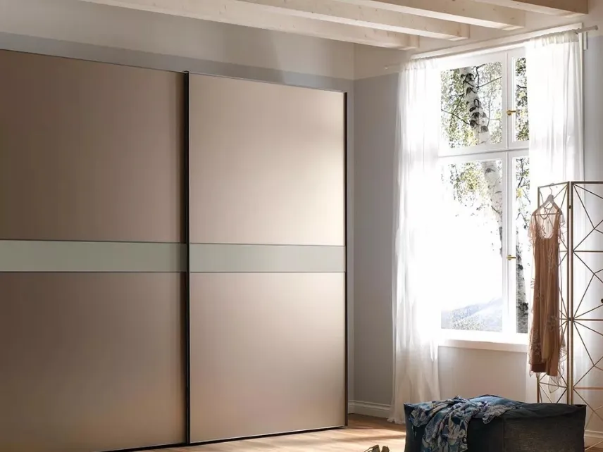 Armadio di design ad ante scorrevoli color bronzo opaco, con telaio in alluminio NC203 Slider Thin di Moretti Compact