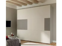 Armadio con ante scorrevoli che associano pannelli in nobilitato quarzo a pannelli laccati colore tortora NC204 Zone D di Moretti Compact