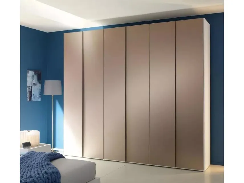 Armadio a sei ante battenti in finitura specchio bronzo opaco NC302 di Moretti Compact