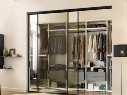 Cabina Armadio con ante scorrevoli in vetro stratificato a garanzia della massima sicurezza NC401 di Moretti Compact