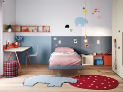 Cameretta con armadio a muro e scrittoio minimal Kids space 01 di Nidi