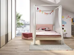 Cameretta componibile con letto a baldacchino e armadio ad ante scorrevoli Kids space 06 di Nidi