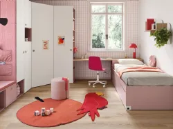 Cameretta su misura con cabina armadio ad angolo e panca contenitore Kids space 07 di Nidi