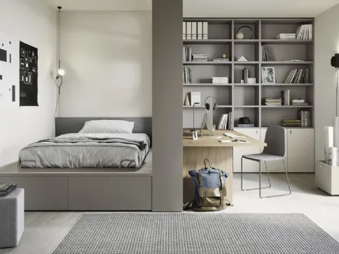 Cameretta componibile con letto su cassettone, scrivania e ampia libreria Next space 02 di Nidi