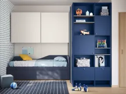Cameretta con armadio a tutta parete con zone a giorno Kids space 25 di Nidi