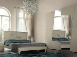 Letto matrimoniale in legno con testiera decorata con motivo a foglia Decor Modo 10