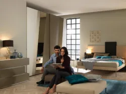 Letto matrimoniale con testiera imbottita in ecopelle NC501 di Moretti Compact