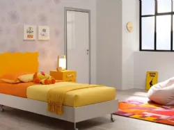 Letto singolo dalla testiera grintosa giallo sole e giroletto in melaminico SC104 di Moretti Compact