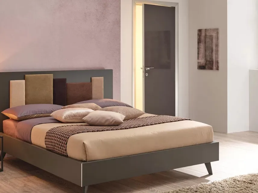 Letto matrimoniale dal design deciso e inconfondibile in laccato Grafite con testiera imbottita in tessuto SC124 di Moretti Compact
