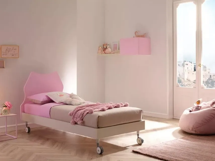 Letto singolo in nobilitato Quarzo con testiera Cat dalle linee pulite laccata Cipria e quattro comode ruote SC102 di Moretti Compact