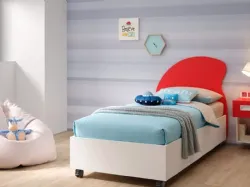 Letto singolo con contenitore SC103 in nobilitato Bianco Luce e testiera Hat in laccato Ciliegia di Moretti Compact