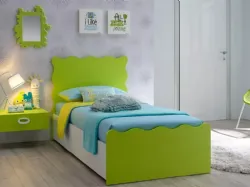 Letto singolo moderno in nobilitato Bianco Luce con testiera e pediera sagomate in laccato Verde Cedro SC109 di Moretti Compact