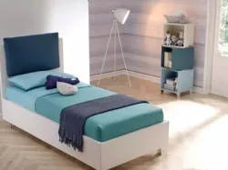 Letto moderno in nobilitato Bianco Luce con testiera  Plane Pillow parzialmente rivestita in tessuto imbottito SC117 di Moretti Compact