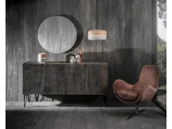 Madia in legno massello di mango con piedini in metallo finita con una particolare lavorazione che riproduce un elegante effetto ottico Nikita di Stones
