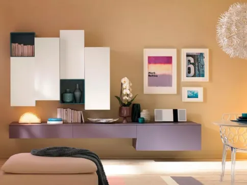 Parete attrezzata a 4 ante sfasate in laminato frassino bianco, 2 vani giorno color pavone e base sospesa LV101 di Moretti Compact