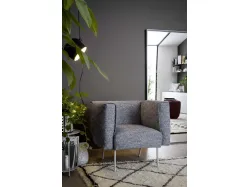 Poltroncina in tessuto imbottito con piedi in metallo Onni di Novamobili