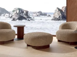 Poltroncina imbottita in tessuto con base in legno Pebble Armchair di Nature Design