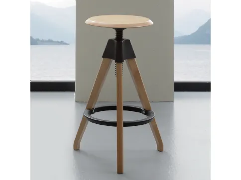 Sgabello Giotto grande in Faggio naturale con particolari in polipropilene nero di La Seggiola
