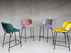 Sgabello Juliette Stool in velluto antimacchia con struttura in metallo verniciato nero di La Seggiola