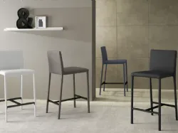 Sgabello Kids C con struttura in metallo completamente rivestito in ecopelle di Zamagna