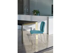 Sedia Sasha S150 in tessuto imbottito e gambe in metallo di Friulsedie