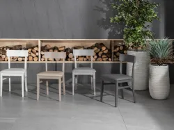 Sedia con struttura in legno di faggio laccato con seduta in ecopelle Monaco di Stones