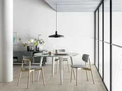 Sedia Twist in tessuto imbottito con struttura in legno di Novamobili