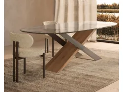 Tavolo X in cristallo extrachiaro con base in legno secolare e metallo di Nature Design