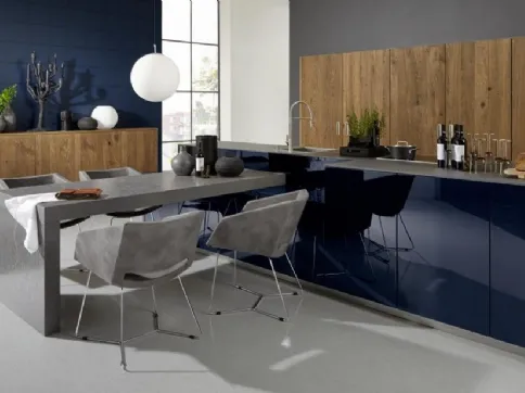 Cucina Design con isola Nova Lack Vetro Blu e Rovere di Nolte