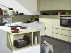 Cucina Design ad angolo con penisola Soft Lack Bianco e Avocado di Nolte