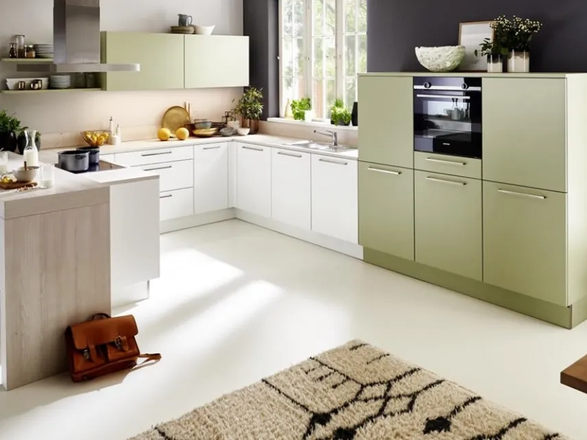 Cucina Moderna ad angolo con penisola Soft Lack Bianco Matt ed Avocado Matt di Nolte