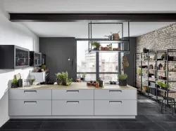 Cucina in laccato opaco grigio nero e ante a vetro di Nolte