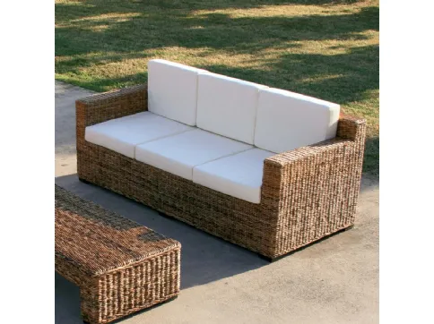 Divano Croco Sofa Grande con struttura finitura intreccio di Banano naturale con cuscini in tessuto imbottito di La Seggiola